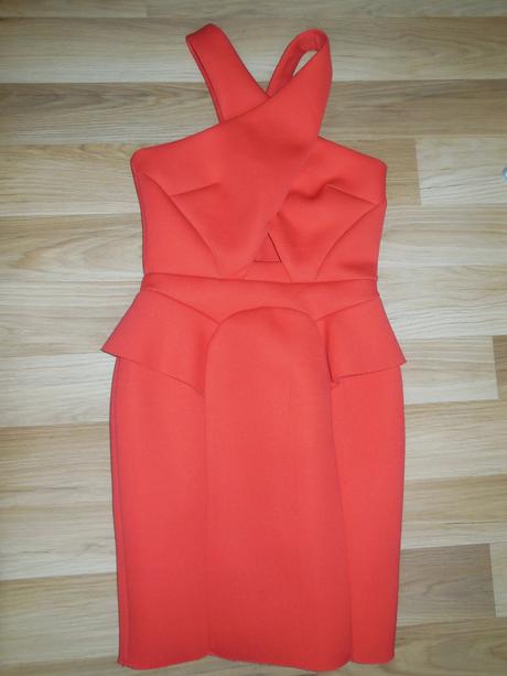 Červené spoločenské šaty, 34