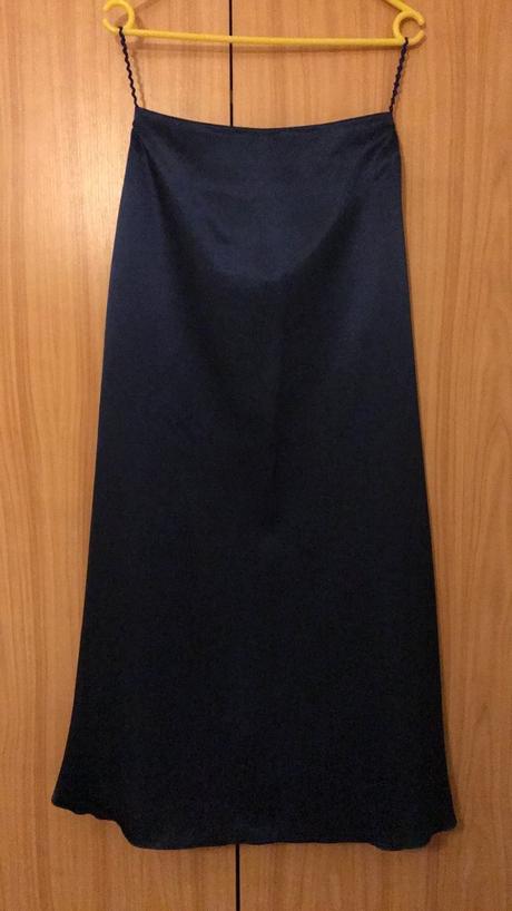 Modrá saténová sukňa, s