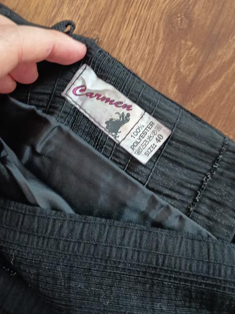 Elegatná čierna sukňa s volánom carmen, l