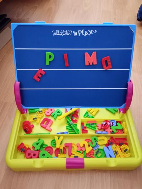 Magnetická tabuľa s pismenkami a číslice, 