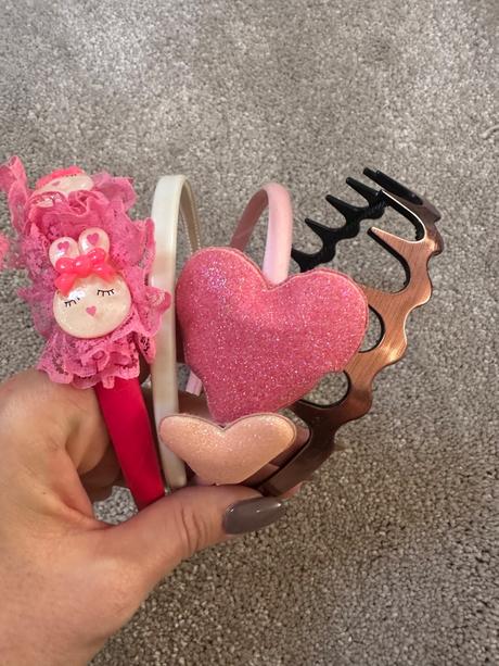 Čelenky a kabelky pre menšie dievčatko, 