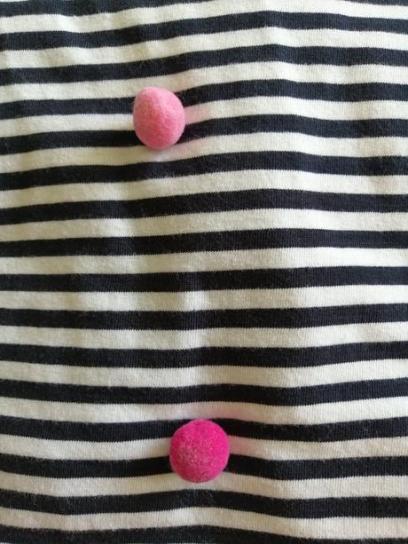 Pasikovane šaty, 98