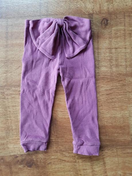 Nohavice s mašľou, 74