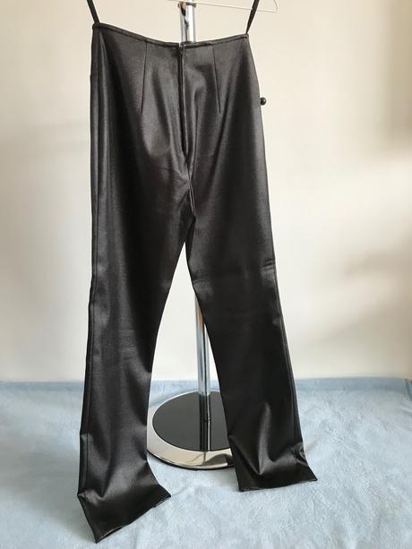 Elegantné čierne lesklé nohavice, s