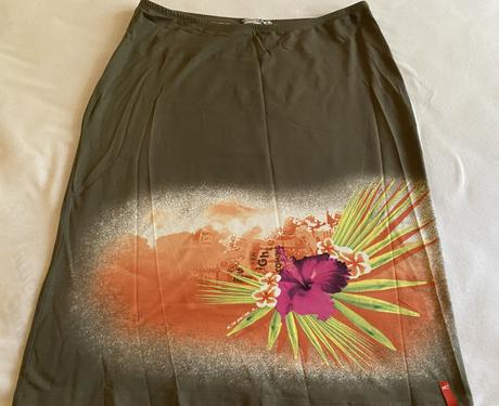 Pružná elastická sukňa s aplikáciou v. m, m