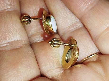 Zlaté náušnice s opalom,