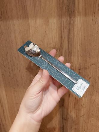 Lyžička s nápisom.,