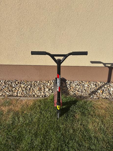 Kolobezka scuderia ferrari, 