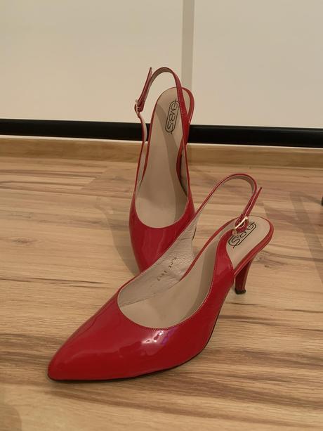 Červené lodičky, 40