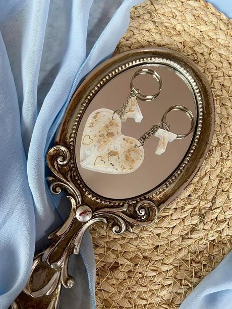 Ručne vyrobené živicové kľúčenky, 