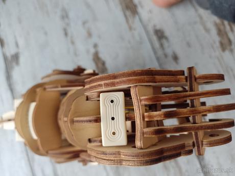 Puzzle-dinosaurus, na ovládanie, chodí,vydáva zvuk,