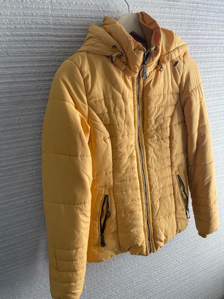 Horčicový kabát, 34