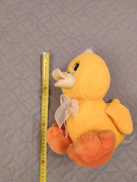 Plysova kacicka, vydava zvuk po stlaceni bruska, 