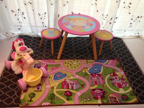 Detsky stolik a stolicky,koberec,odrazadlo,plysak,