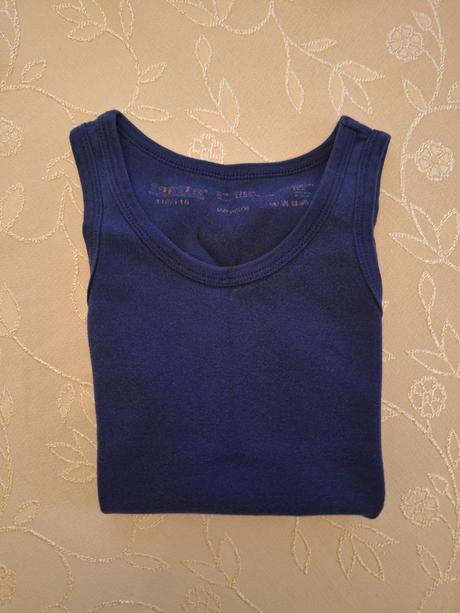 Tmavomodré tielko, 110