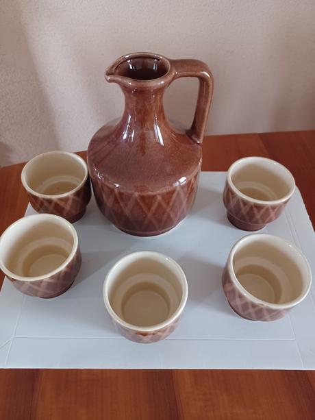 Poháre a džbán na víno., 