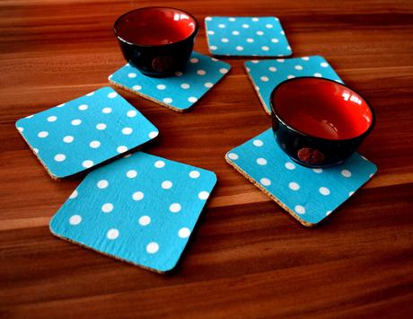  tyrkysové bodkované podšálky, 