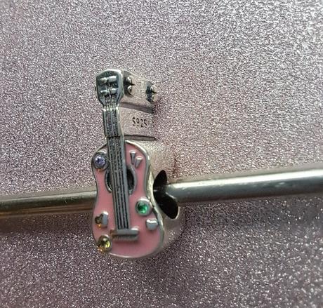 Prívesok ružová gitara, 