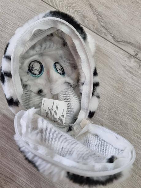 Huňatá kapsička zebra s karabínou, 