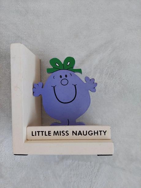 Drevená zarážka na knihy little miss naughty,