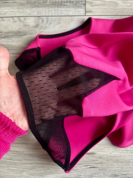 Sexi peplum top so sietkovanou aplikáciou, s