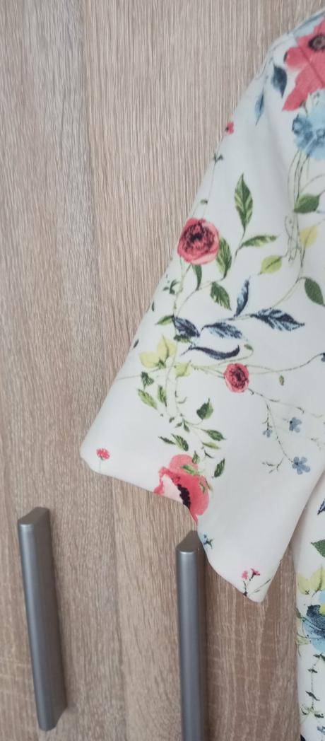 Dámske biele šaty elegantné s kvetmi m, m