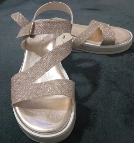 Zlaté sandálky, 37