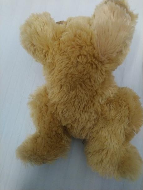 Plyšový hnedý huňatý ležiaci medveď, 28 cm, 