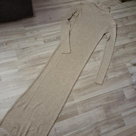 Uni dlhe svetrove saty, 