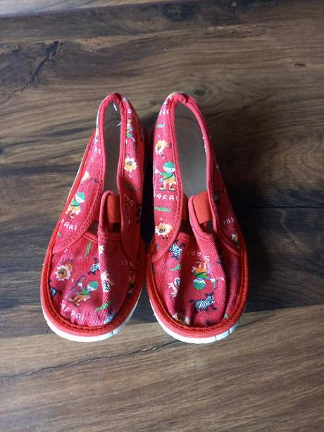 Červené papučky, 25