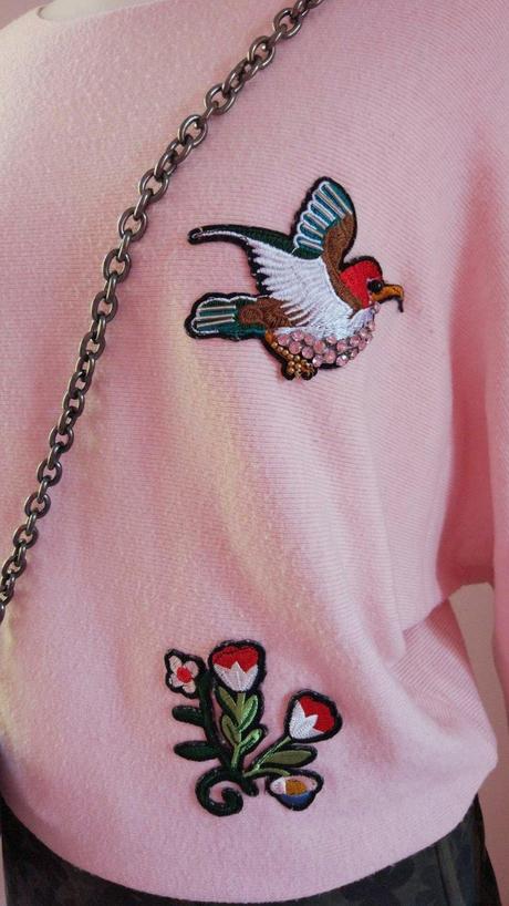 Bledoružový svetrík s nášivkami,