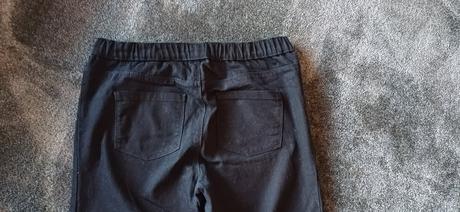 Elasticke cierne nohavice v.42, 42