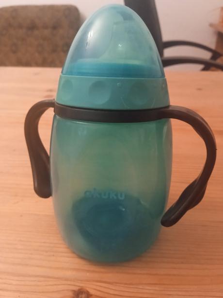 Naklonený hrnček akuku, 