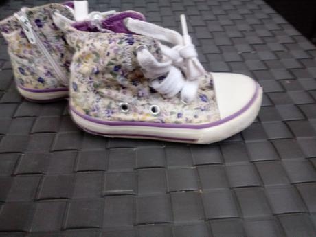 Kvetinové tenisky., 22