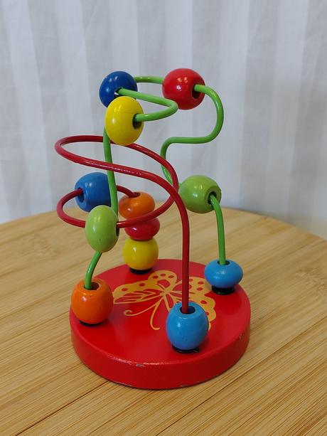 Drevený motorický labyrint s motýlikom, 12 cm,