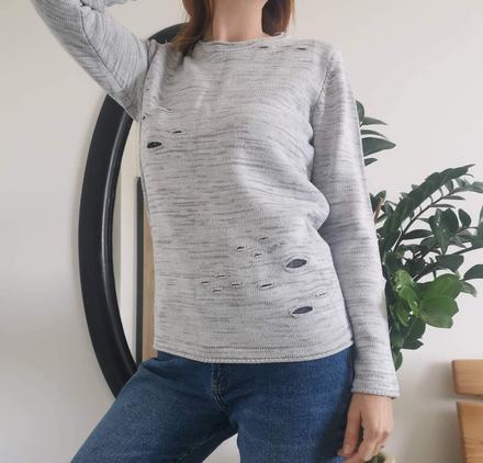 Štýlový svetrík s dierami, s