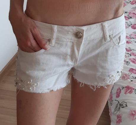 Biele sortky s perlickami, dromedar,l