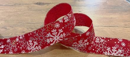Ozdobná stuha -vločky na červenom - 63 mm, 