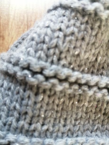 Siva ciapka s ligotavou nitou., 