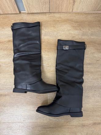 Zaujímavé čižmy, 40