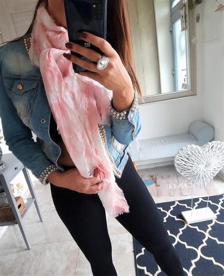 Bledoružový šál, 