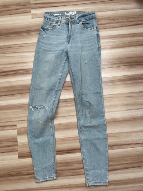 Bledomodré rifle, bershka,32