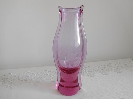 Alexnadritové hútni sklo s růži výška 27,5 cm, 