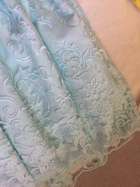 Mentolové šaty s čipkou č. 40-42, 42