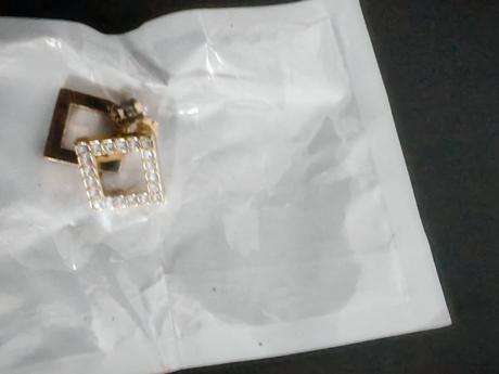 Náušnice zlaté kocky s kamienkami bižu, 