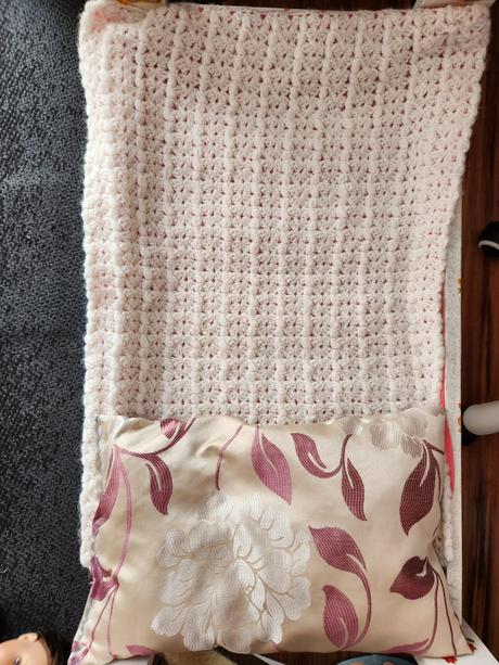 Kvalitná drevená veľká postieľka s perinkami, 