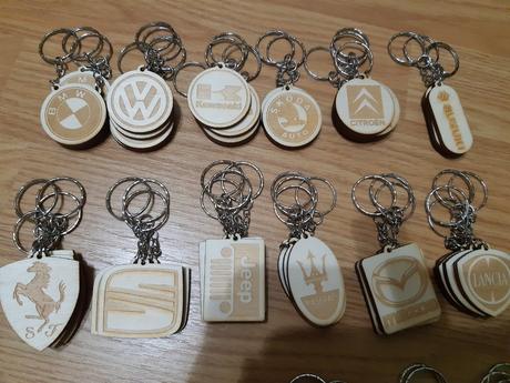 Klucenka s logom aut skladom, 