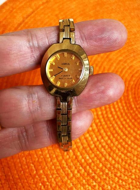 Starožitné náramkové hodinky zaria, 