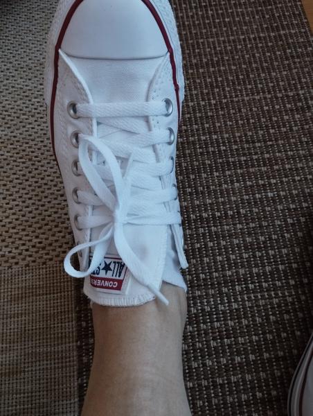 Má byť jazyk na Converse teniskách šikmý?