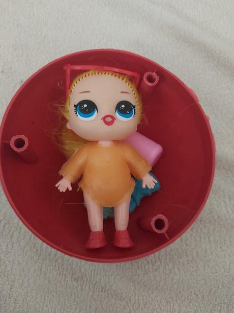 Babika s prislusenstvom v guly, 